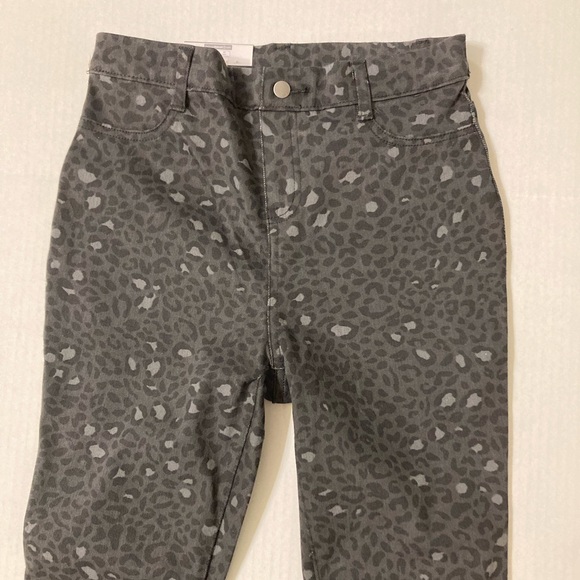 Time And Tru | NWT Women’s Animal Print High Rise Stretch Fitted Jeans - Picture 3 of 10